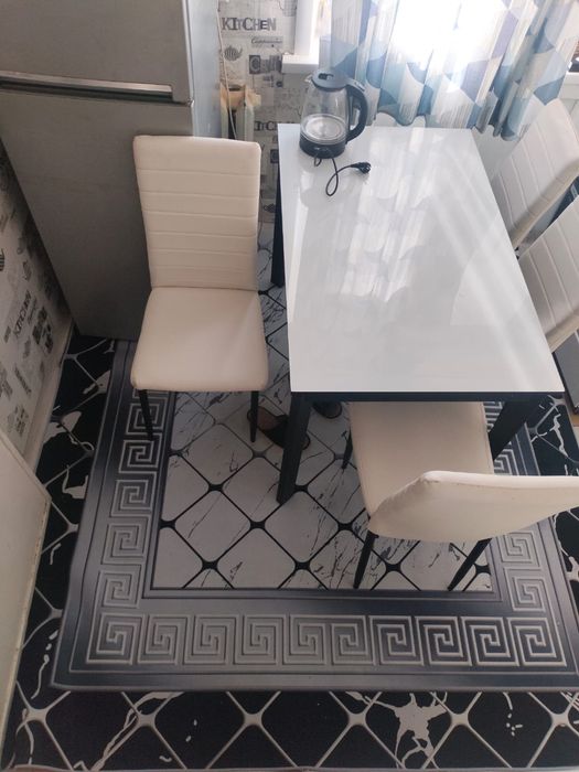 Стол и 4 стуля чорный и белый