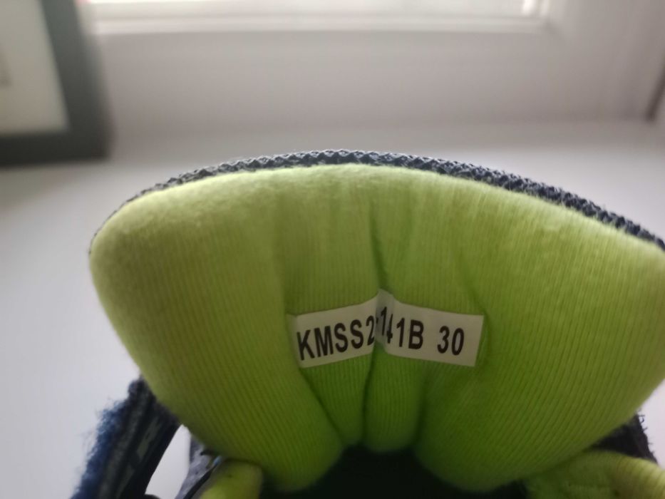 Продам детские кроссовки размер 30