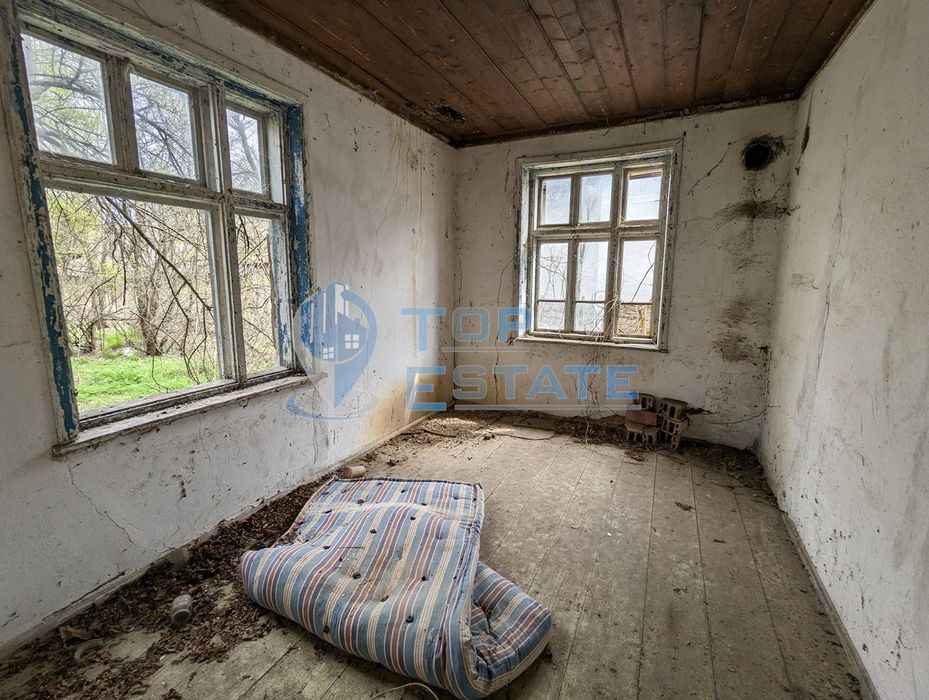 Двуетажна тухлена къща в село Миндя