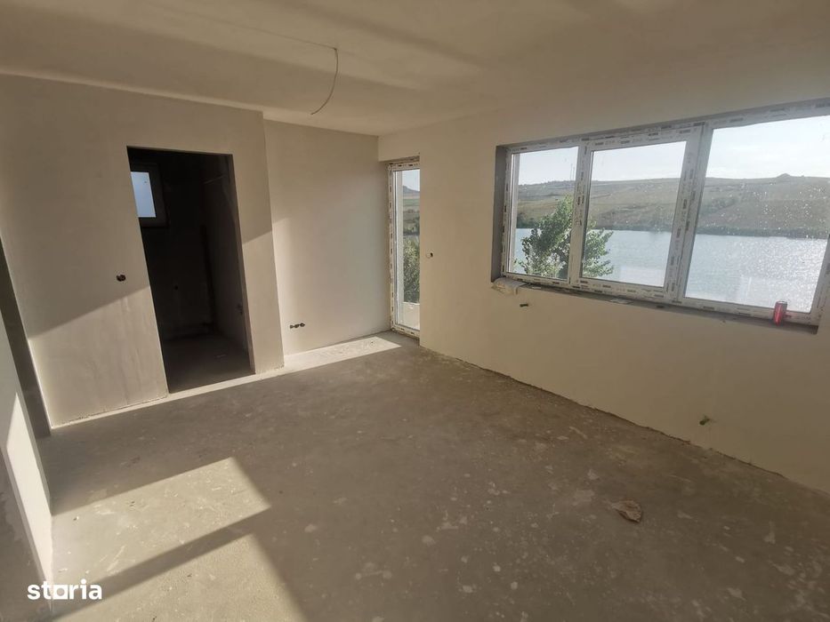 Casa individuala cu terasa,panorama spre lac, garaj, teren 300mp