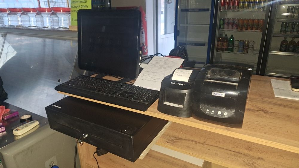 Стелаж. Барная стойка.  Холодильник.  Моноблок.