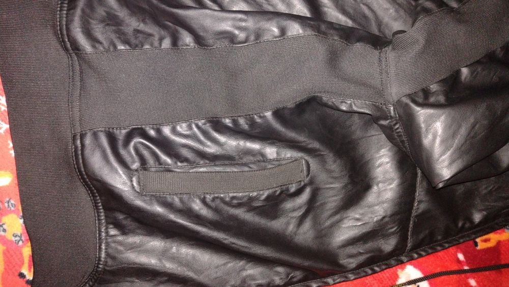Geaca de piele neagra