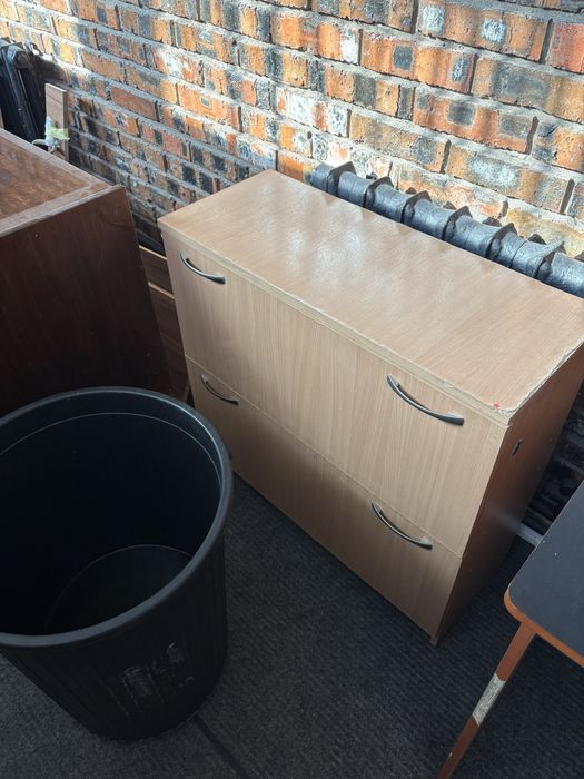 тумбочки, стол, шкафы даром