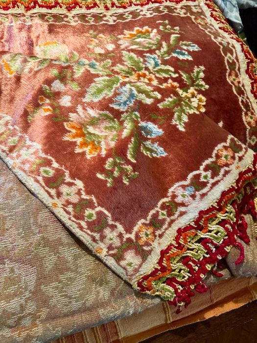 Cuvertură veche din catifea, model floral țesut