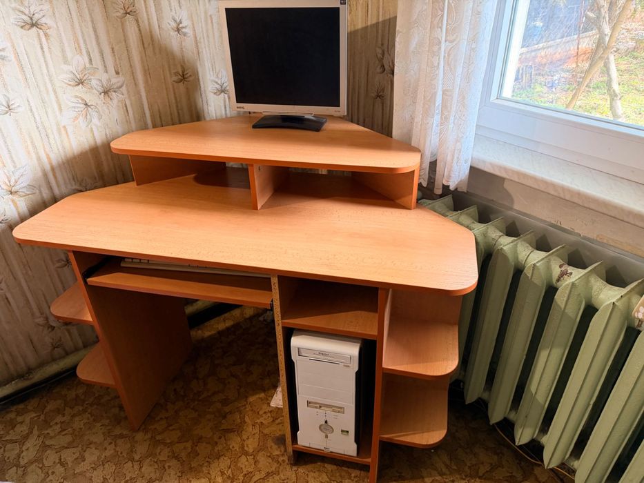 Ъглово бюро за компютър