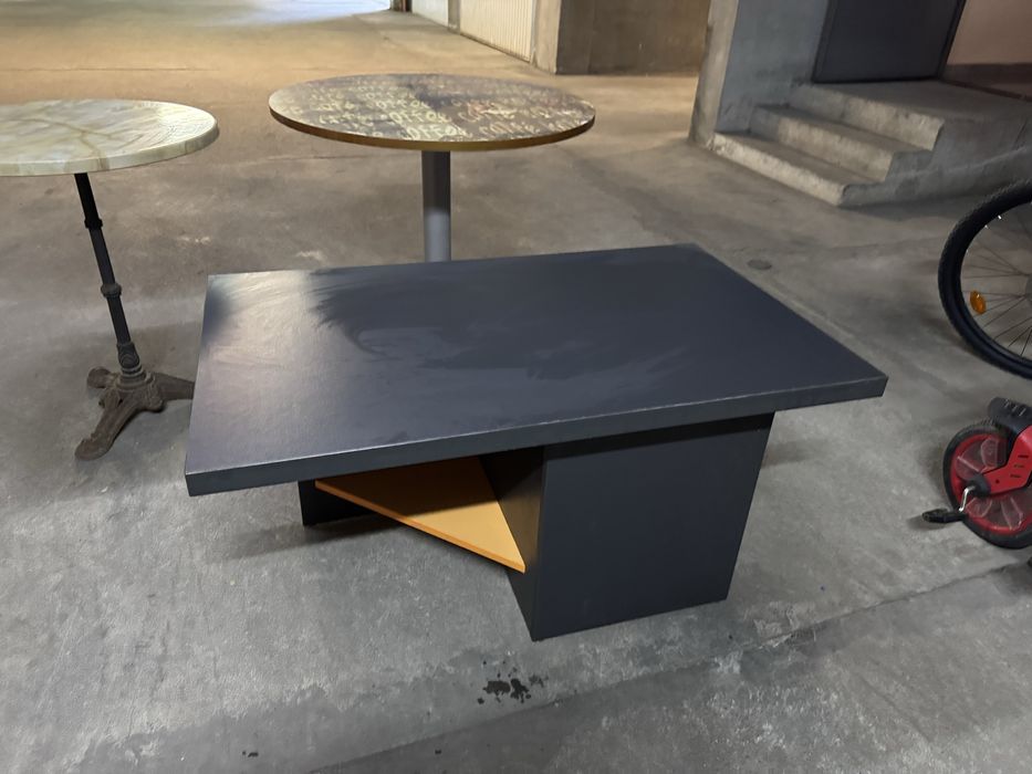 2 броя маси - холна и трапезна