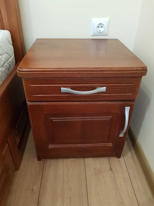 Легла и спални от масив, нощни шкафчета !