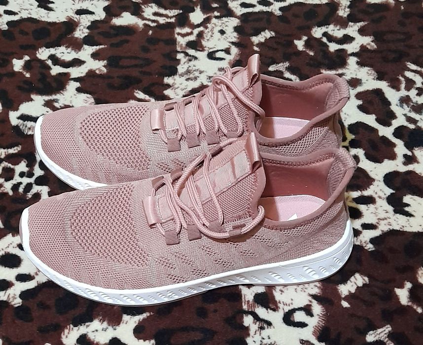 Vând urgent adidasi