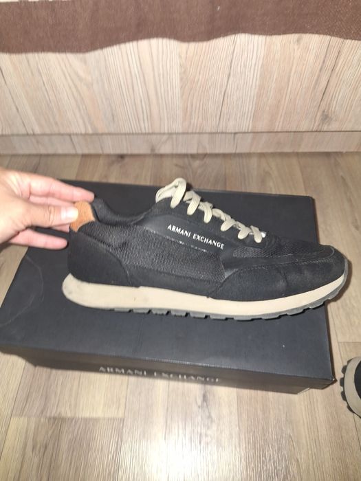 Продам  кроссовки Armani Exchange