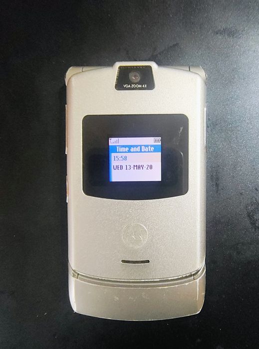 Motorola RAZR V3+incarcator original ( orice rețea)