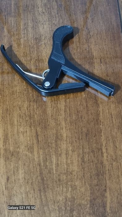 Каподастр для гитары (универсальный, зажимной) — Состояние идеальное