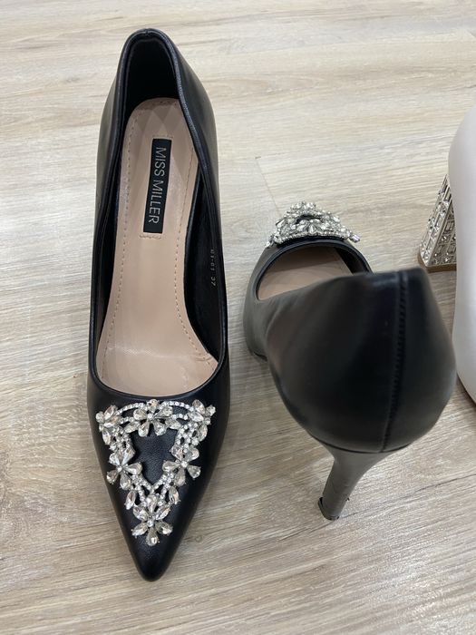 Женская туфли. Қара, ақ.