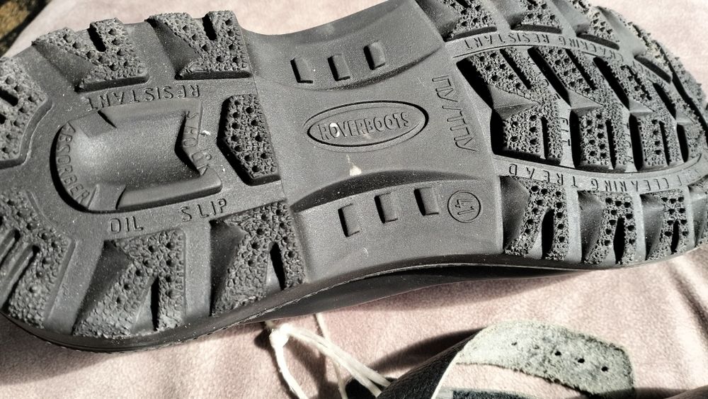 Продам осенние спец обувь