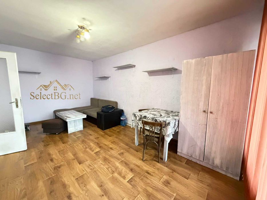 Панелен апартамент  на междинен етаж, южно изложение в кв. Бузлуджа.