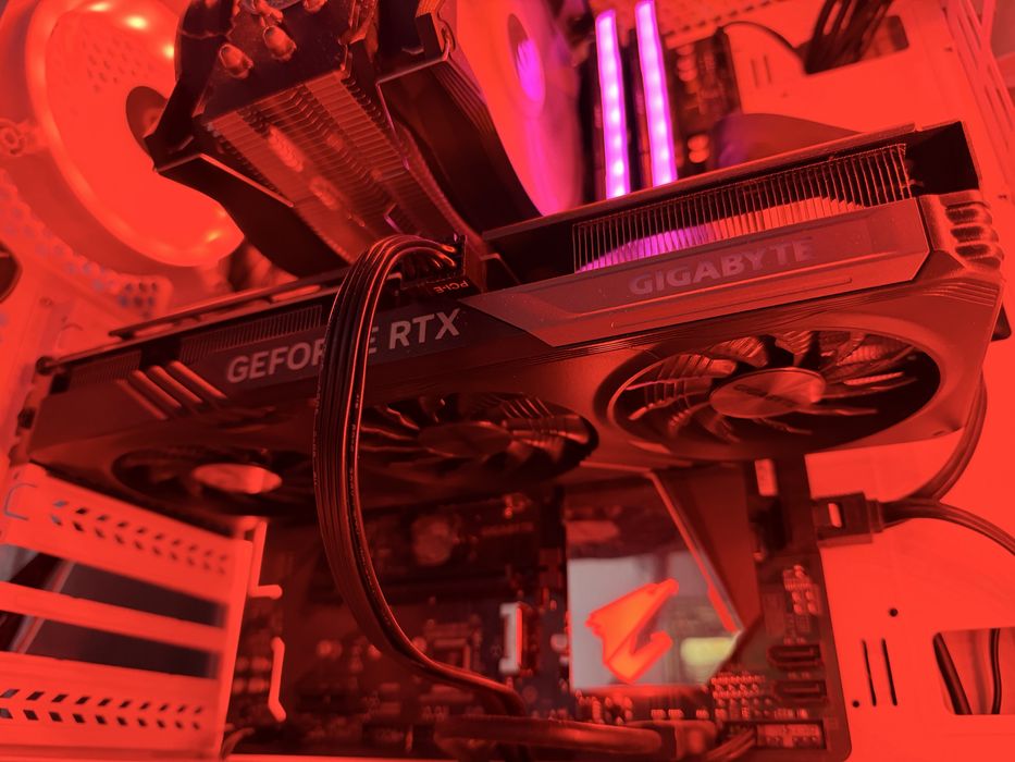 Vând placă video GeForce RTX™ 4060 GAMING OC 8GB – stare excelentă!