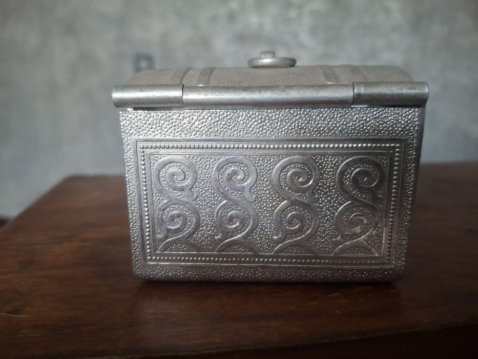 Продам часы янтарь и проигрыватели