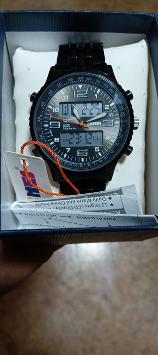 Часы модные наручные.