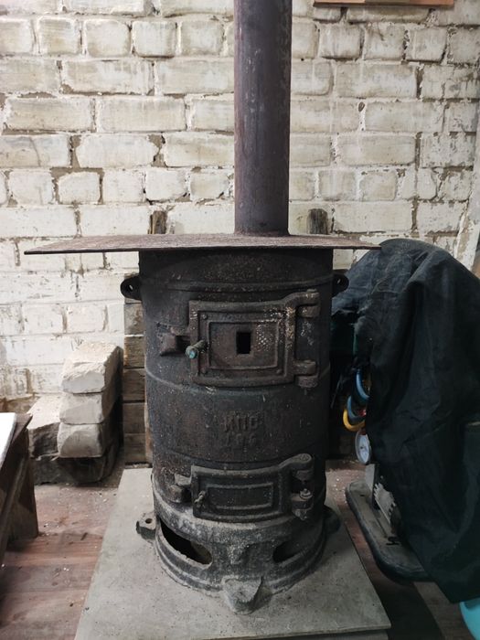 Продам чугунную буржуйку.