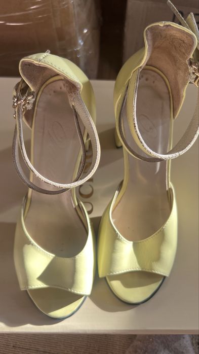 Продаю кожаные босоножки