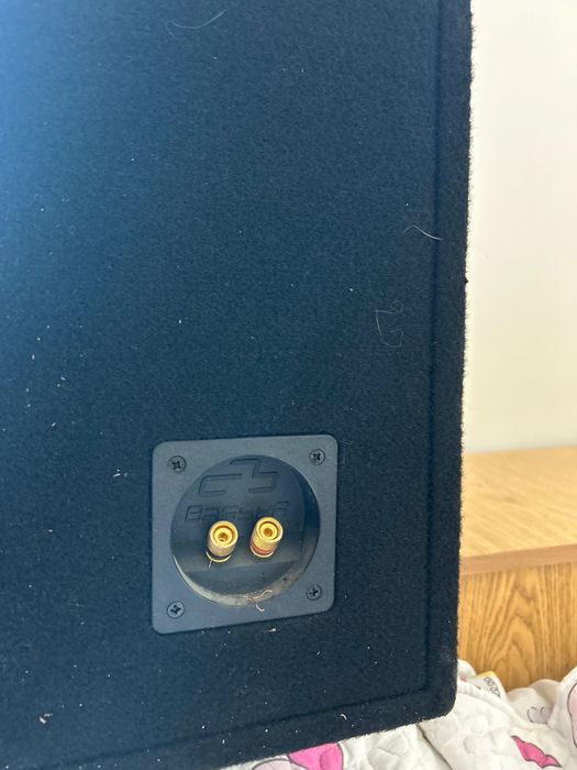 Продавам Бас Каса+ Кабелите+ Усилвател като нов е използван е 2/3 месеца нищо му няма усилватела е 1000 wt бас касата 1200 wt