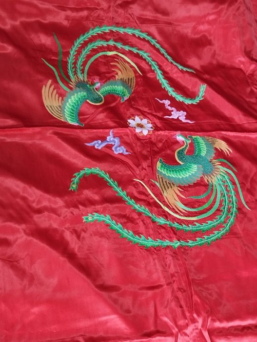 Продается комплект -атласное покрывало,наволочки