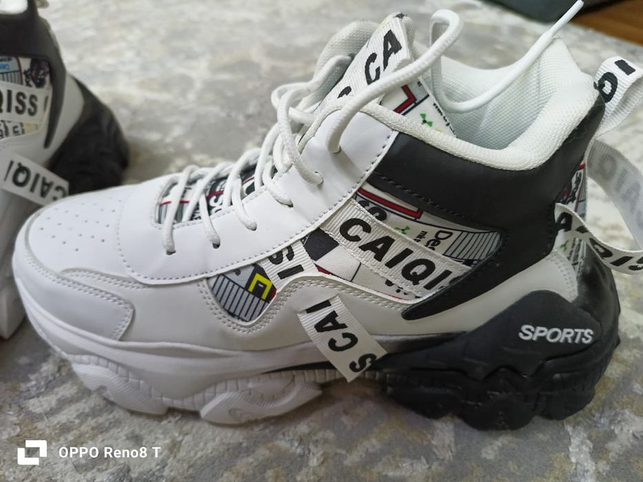 СРОЧНО продам кроссовки унисекс