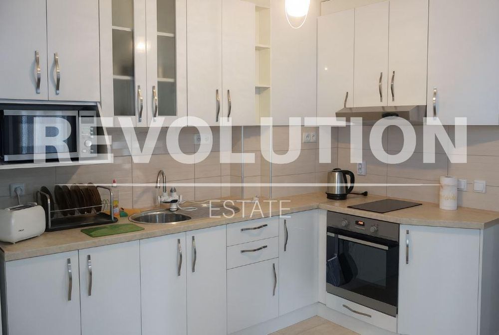 Дава се под наем Двустаен апартамент в Варна, Център - 64 кв.м за 747.66 € - Снимка #1