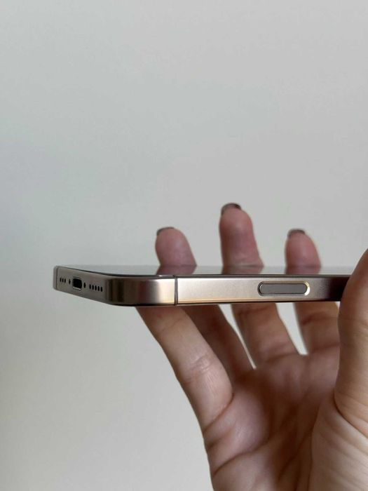 !УНИКАЛЕН!! iPhone 16 Pro Desert Titanium 256 GB, батерия 90%, с 2 калъфа и кутия