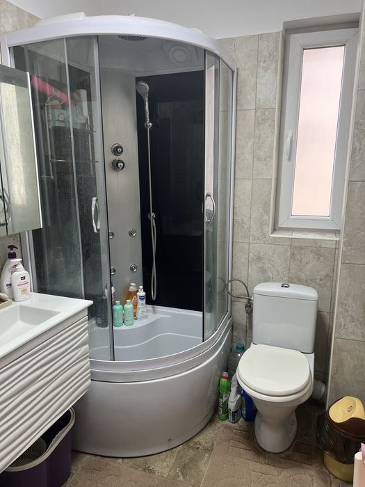 Vand apartament cu 2 camere zona 1 mai et.3/4 135000 euro negociabil