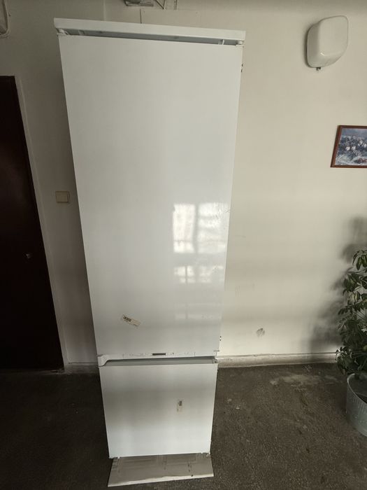 Хладилник за вграждане Ariston Hotpoint