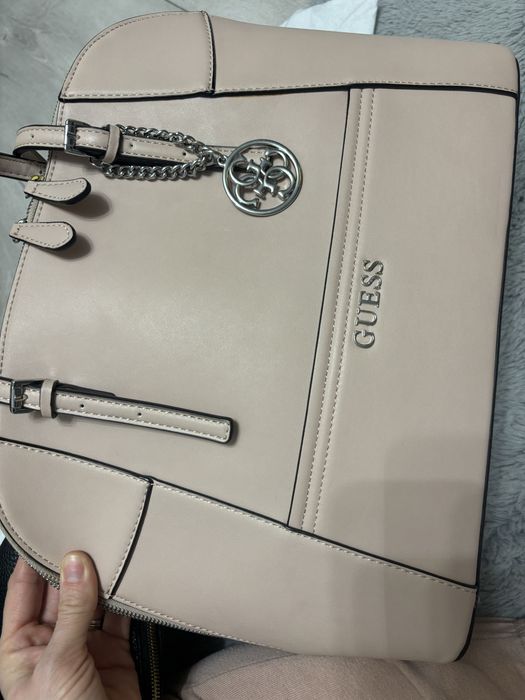 Vand poseta Guess ca noua culoare nude/roz