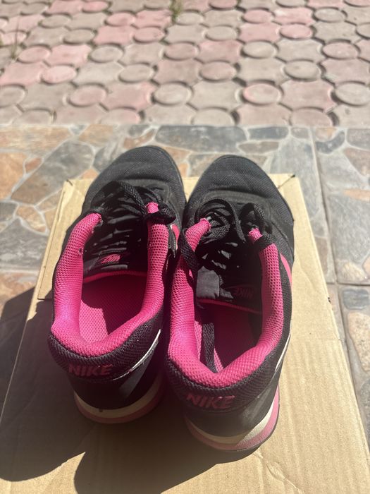 Adidasi nike sport