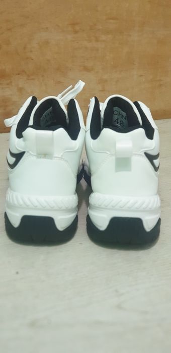 Продам новые кроссовки