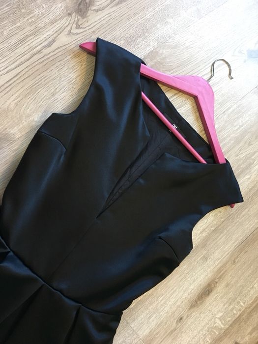 Elisabetta Franchi сатенена черна рокля