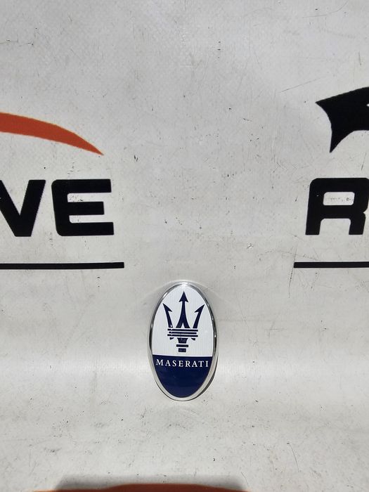 Emblema sigla bara fata Maserati Grecale / Levante dupa 2021