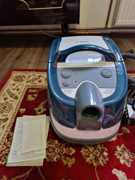 Aspirator Bosch AquaWash&Clean cu functie de spalare