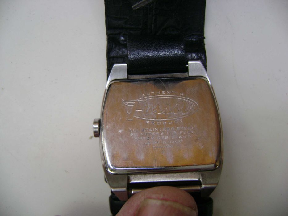 Продавам 5 броя кварцови часовника Fossil,Casio,Swatch