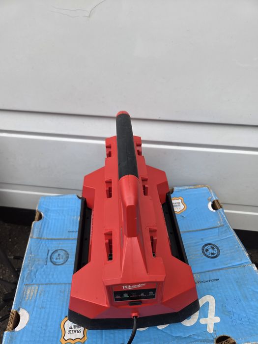 Бързо зарядно устройство с 6 гнезда Milwaukee M18PC6