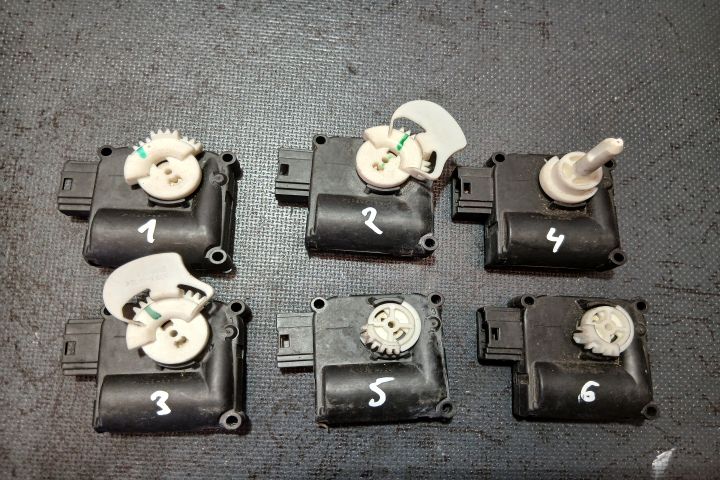 Motoras clapeta aeroterma dreapta 4F0820511A 0132801359 4F0820511A 01