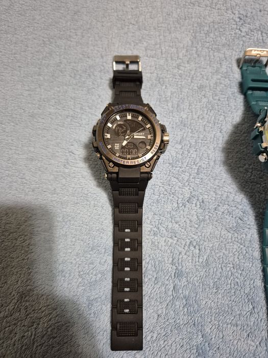 Vând două ceasuri,iluminare după preferințe și rezistente la apă.