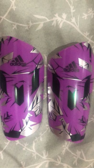 Щитки футболный