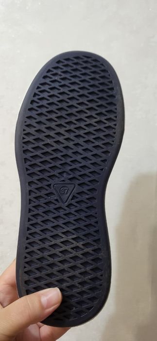 Продам новые кроссовки