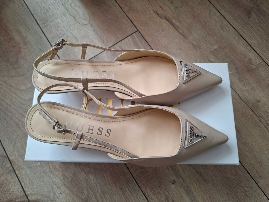 Бежови обувки на ток Guess