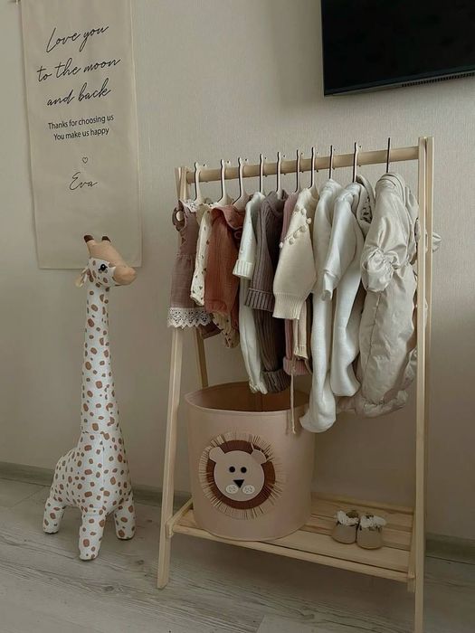 Деревянная вешалка для детской комнаты