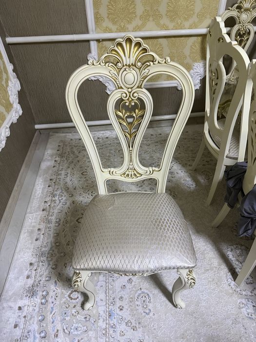 Стол авальный.