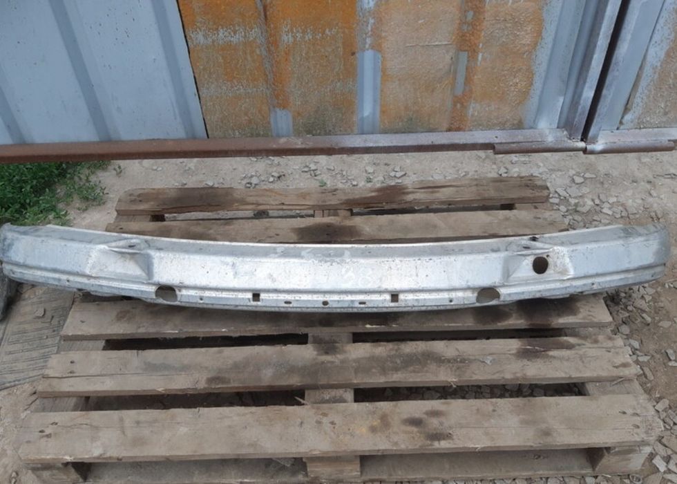 Продам усилитель переднего бампера БМВ е38 дорест