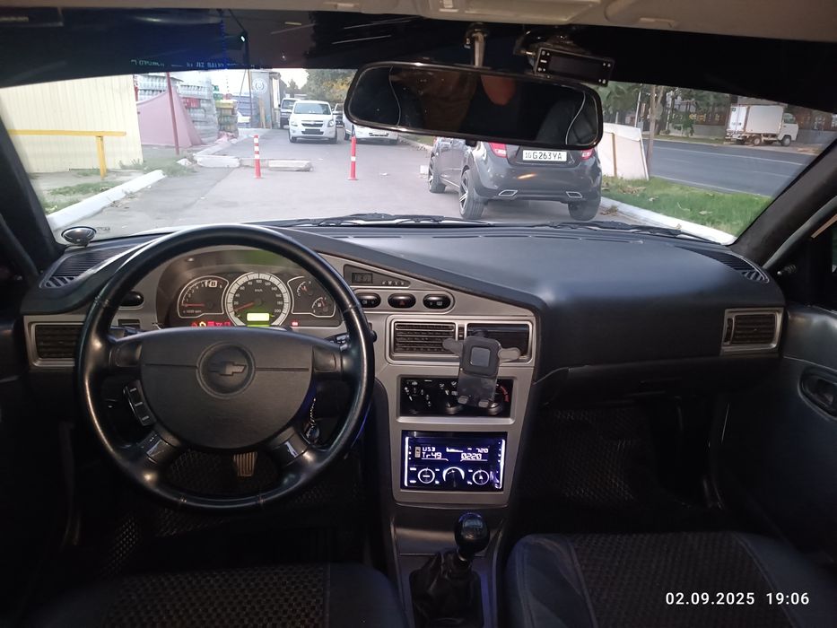 Nexia 2 sotiladi 1.6