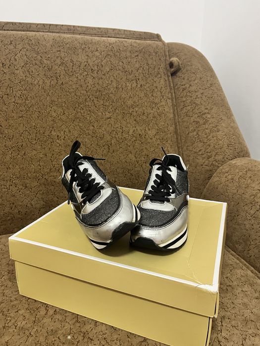 Vand adidasi MICHAEL KORS in stare buna marimea 36