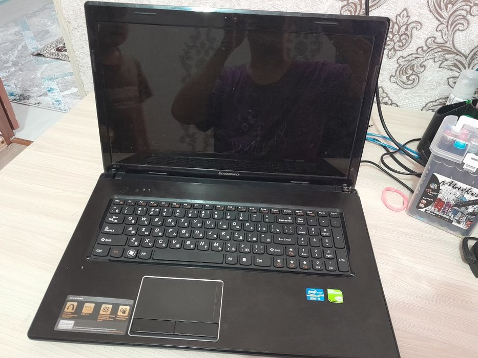 Ноутбук леново. Жұмыс жасап тұр