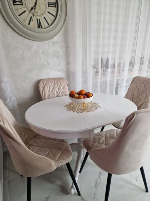 Белый стол в идеальном состоянии